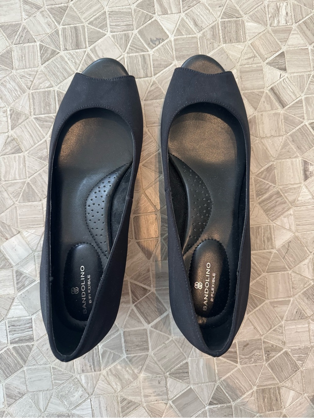 Bandolino Black Open-Toe comfort wedge heels - size 9
